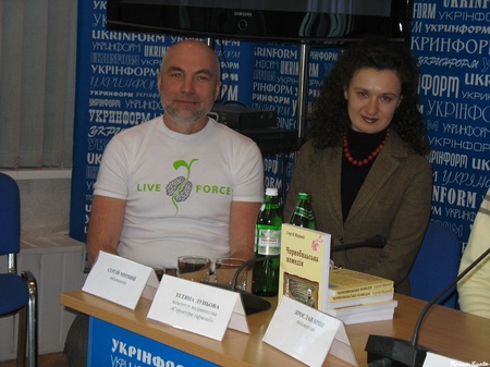 Письменник Сергій Мирний та Тетяна Луньова, власниця видавництва «Структури Гармонії» представили роман «Чорнобильська комедія» про кохання поліської красуні та офіцера радіаційної розвідки, що спалахує у зоні аварії ядерного реактора...