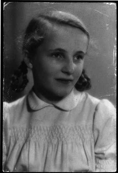 Ось у такому віці дівчинка Габі зазнала насилля. Свій щоденник вона завершує листом до матері, який так і не дала їй прочитати… У ньому вона запитала: «Навіщо я народилася дівчинкою?» 