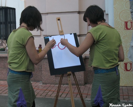 Отак, у дві руки, народжуються картини сестер Гаєвих.  