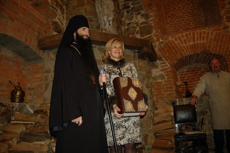 «Вікарій Київської Митрополії єпископ Бородянський Варсонофій, який освятив оновлену папірню, передав у подарунок комплексу Пересопницьке Євангеліє, що свого часу виготовили з матеріалів радомишльської папірні».