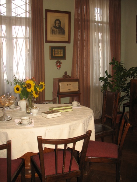 Стіл у вітальні