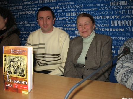 Короновані Ярослава Бакалець та Ярослав Яріш під час прес-конференції з нагоди презентація нових книжок лауреатів літературного конкурсу "Коронація слова". 16.02.2011