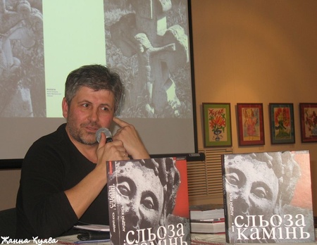 Фотохудожник Андрій Кісь створив книжку-фотоальбом «Сльоза і камінь», де на понад 300 світлинах зафіксував пам'ятники некрополів Тернопільщини, Львівщини та Івано-Франківщини.