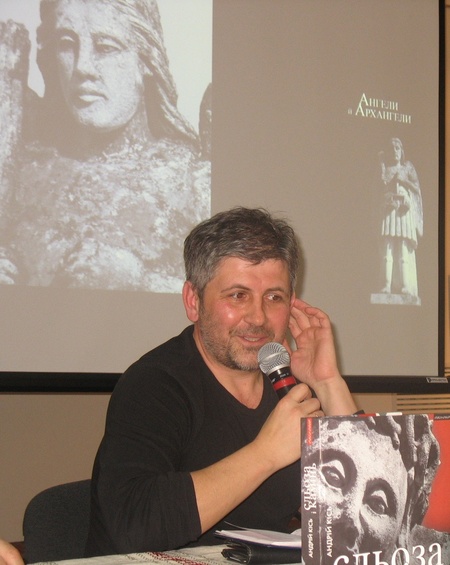 Ось уже 20 літ мандрує старими, забутими, поруйнованими цвинтарями західноукраїнських сіл та містечок...